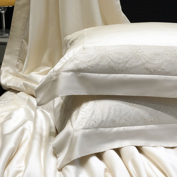 Satin duvet cover and pillowcase set with fine jacquard embroidery and hotel finish