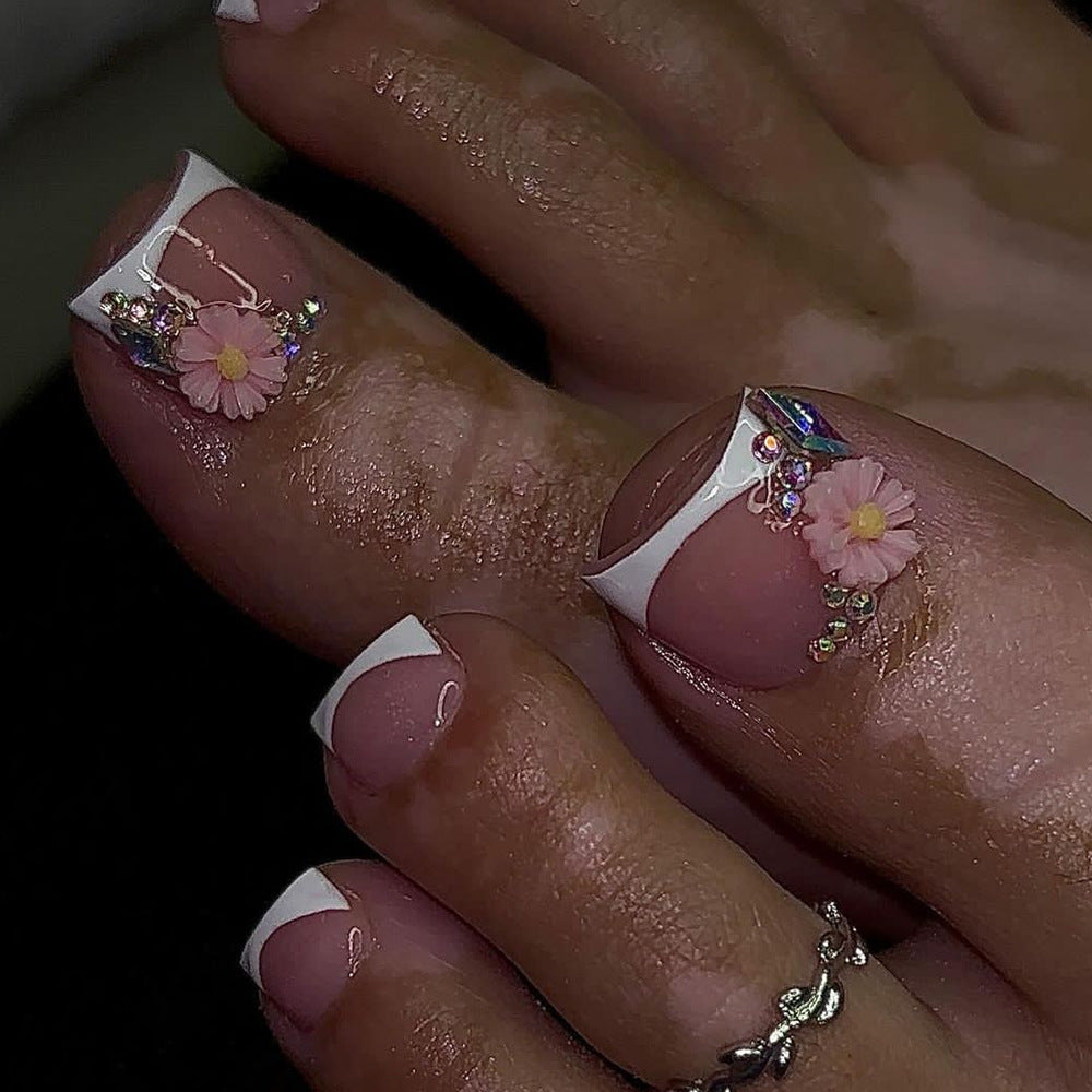 Artful toenail decoration with elegant gold accent Kalsten