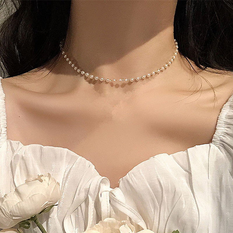 Delicate Pearl Necklace with Fine Gold Stand Kalsten