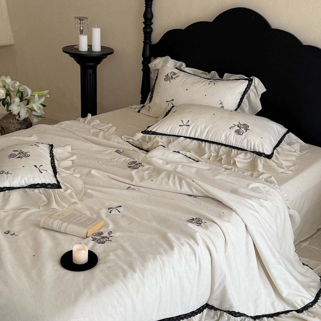 Bedding set linen look with rose embroidery, ruffle and contrasting lace trim
