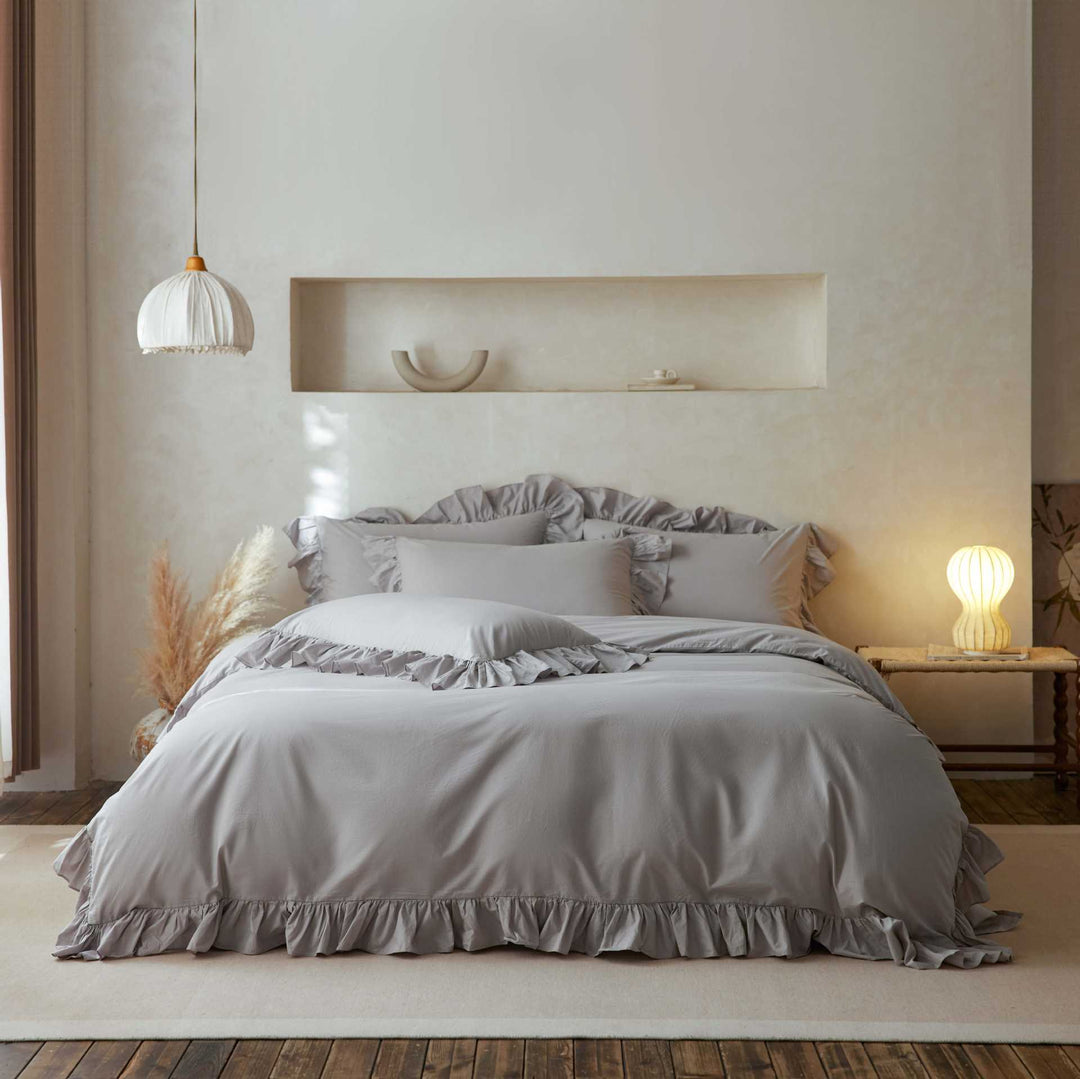 Luxurious bedding set with ruffle hem and soft cotton touch