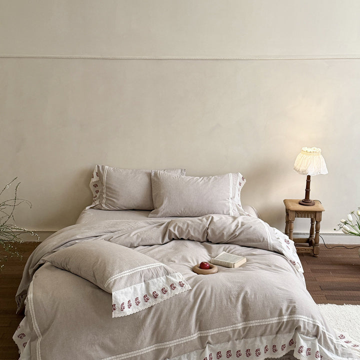 Linen bed linen set with embroidered lace borders