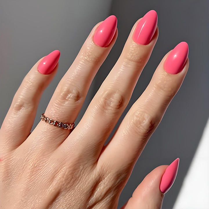 Nail set with elegant drop shape and highly glossy accents Kalsten