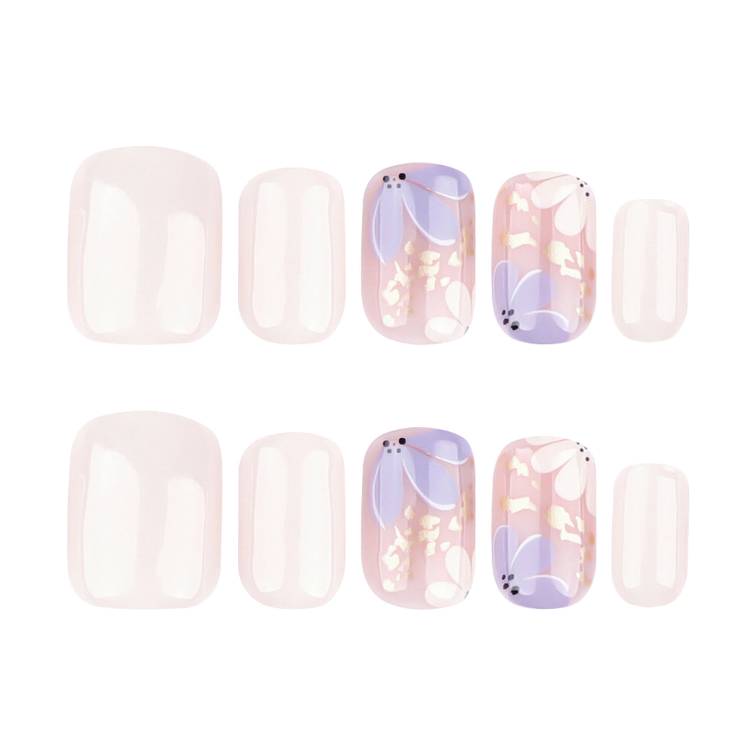 Artful nail design with floral details Kalsten