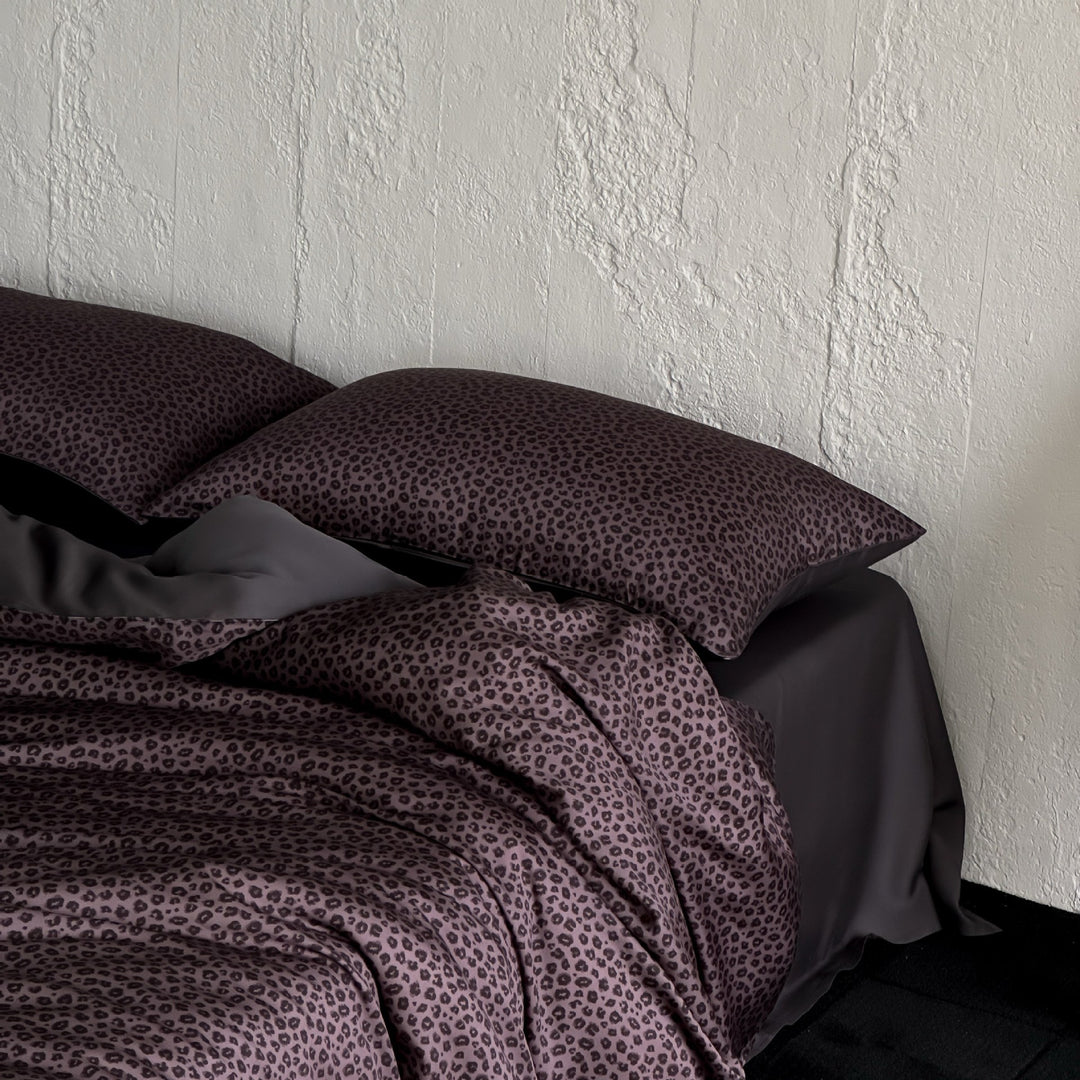 Reversible satin duvet cover set with fine leopard pattern and silky feel