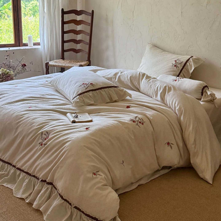 Cotton-linen bed linen set with ruffled hem and embroidered berry designs