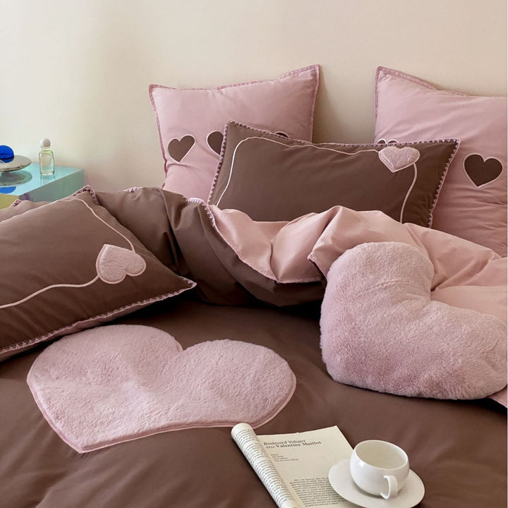 Bedding set with appliquéd plush hearts and fine piping