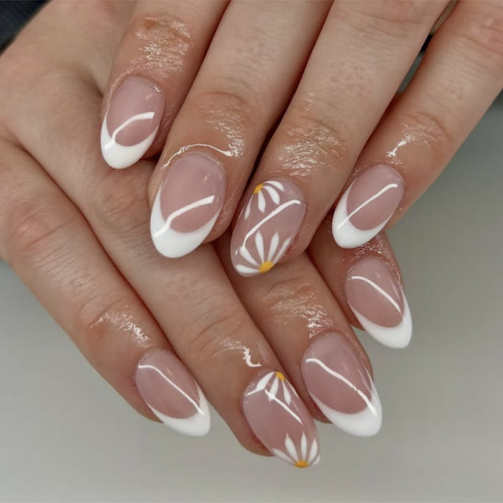 Artificial nail art with playful dots and bows Kalsten