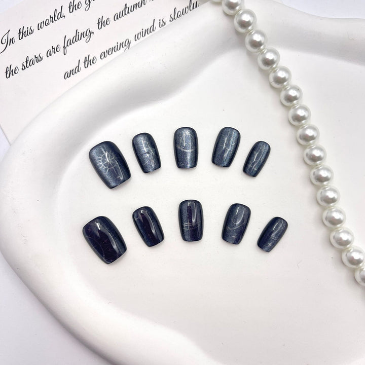 Artistic Press-On Nail Set with Elegant Gold Accents