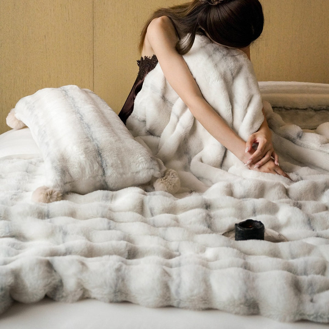 Luxurious Reversible Fleece Blanket made of Faux Fur with Quilted Wave Pattern