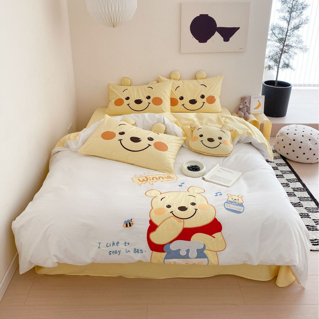 Children's bedding set with three-dimensional tiger applique and ear pillow