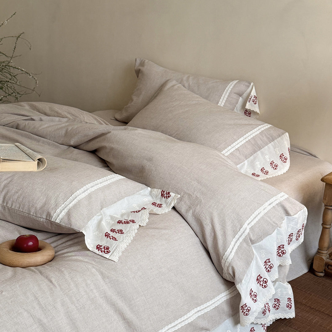 Linen bed linen set with embroidered lace borders