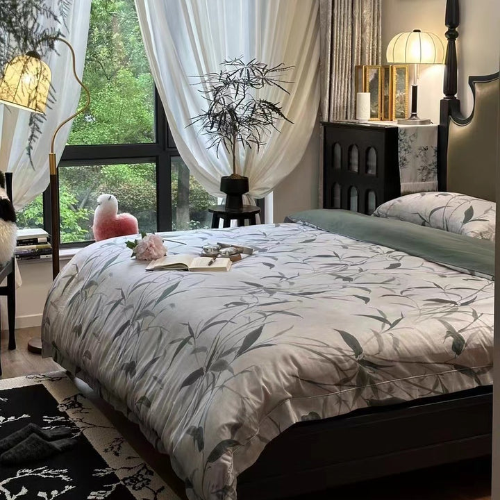 Bedding set made of cotton satin with botanical bamboo leaf print and reversible pillowcases