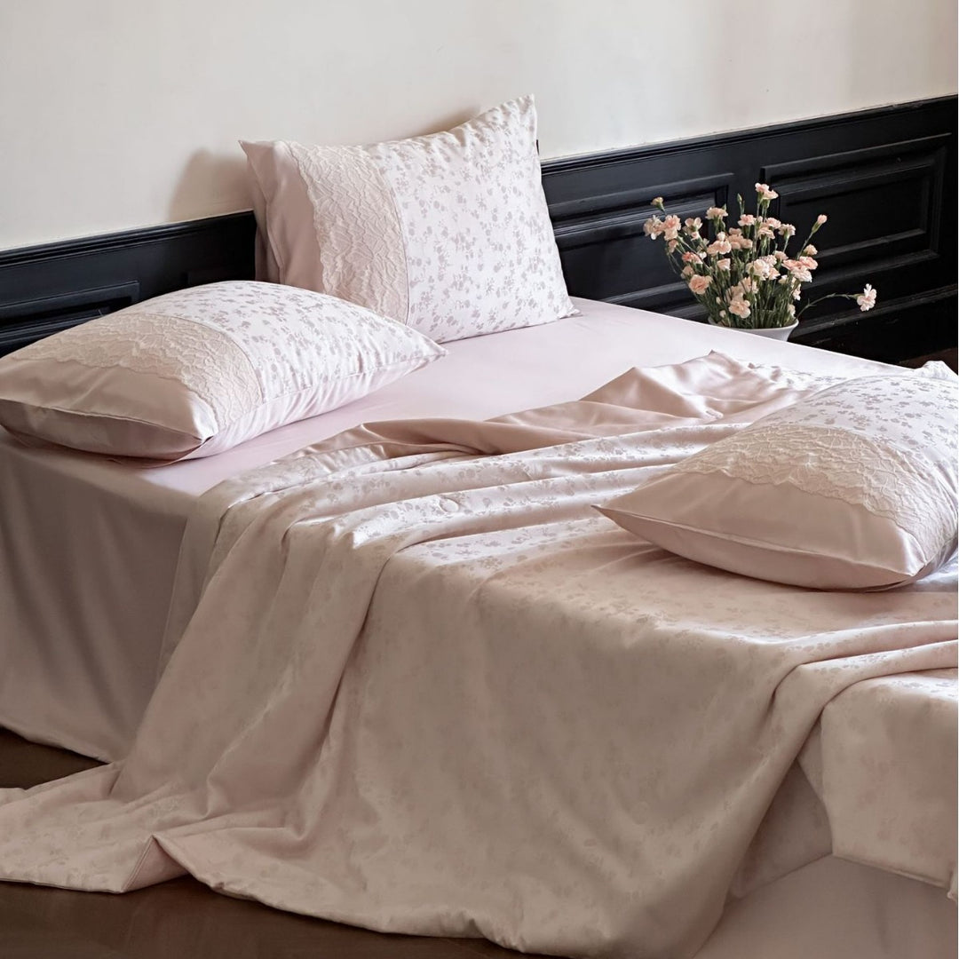 Luxurious satin bedding set with lace appliqué and jacquard pattern