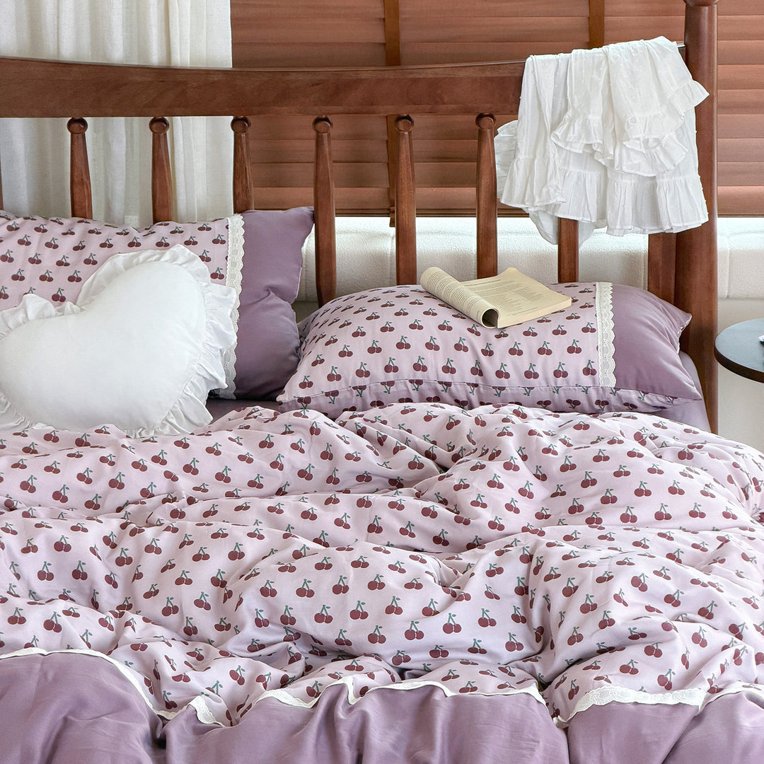 Reversible cotton bedding set with floral watercolor print and lace trim