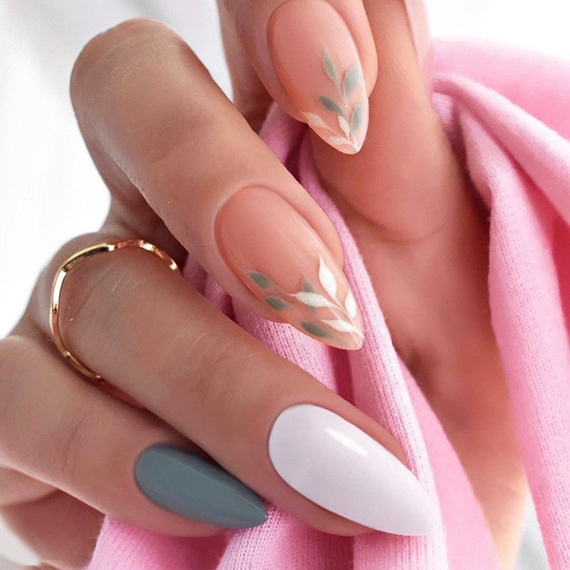Artificial nail creation with glamorous tips and glitter details Kalsten