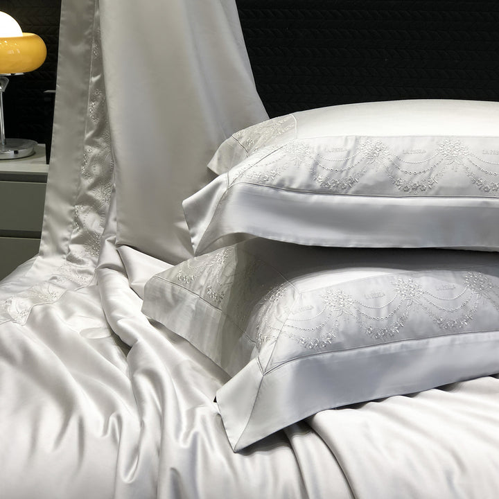 Satin duvet cover and pillowcase set with fine jacquard embroidery and hotel finish