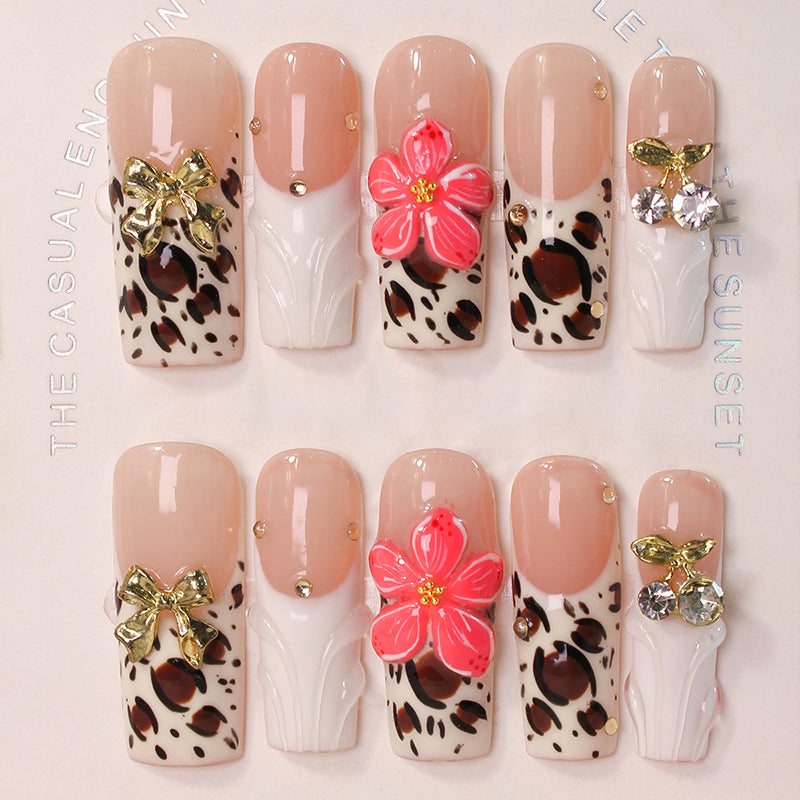 Nail set with elegant leopard and flower embellishments Kalsten