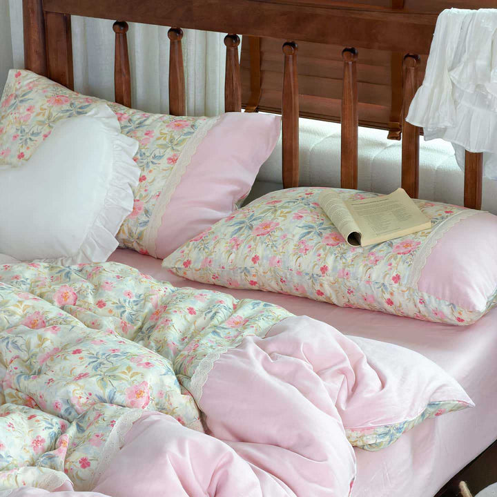 Reversible cotton bedding set with floral watercolor print and lace trim