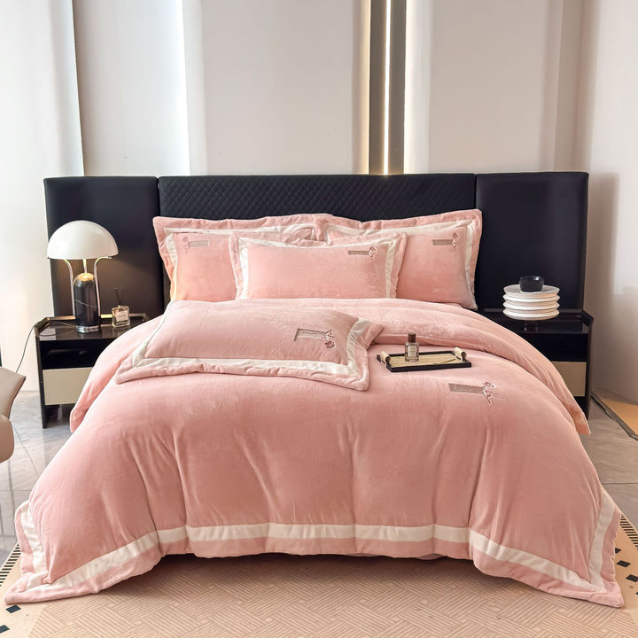 Samt bedding set with pillow covers and quilted border