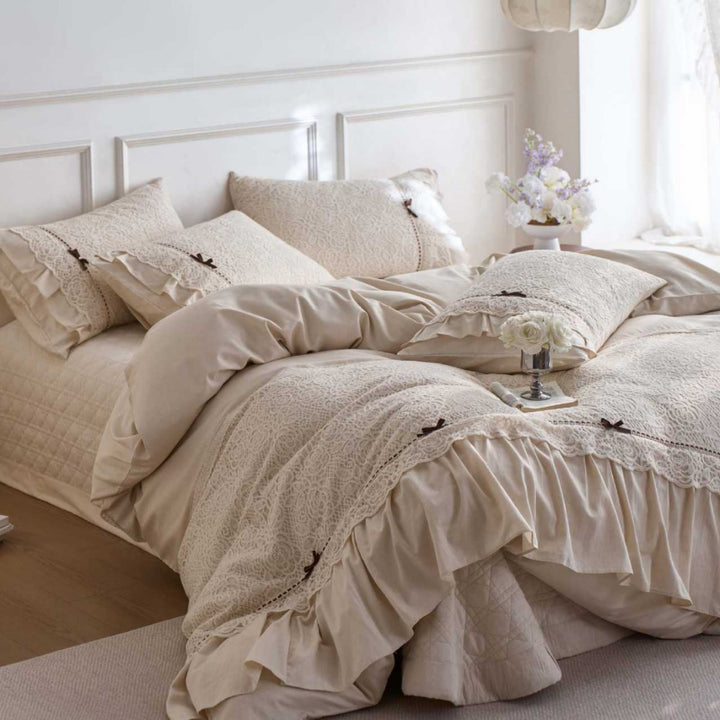 Bedding set made of cotton-linen with lace application, ruffle and decorative pillow