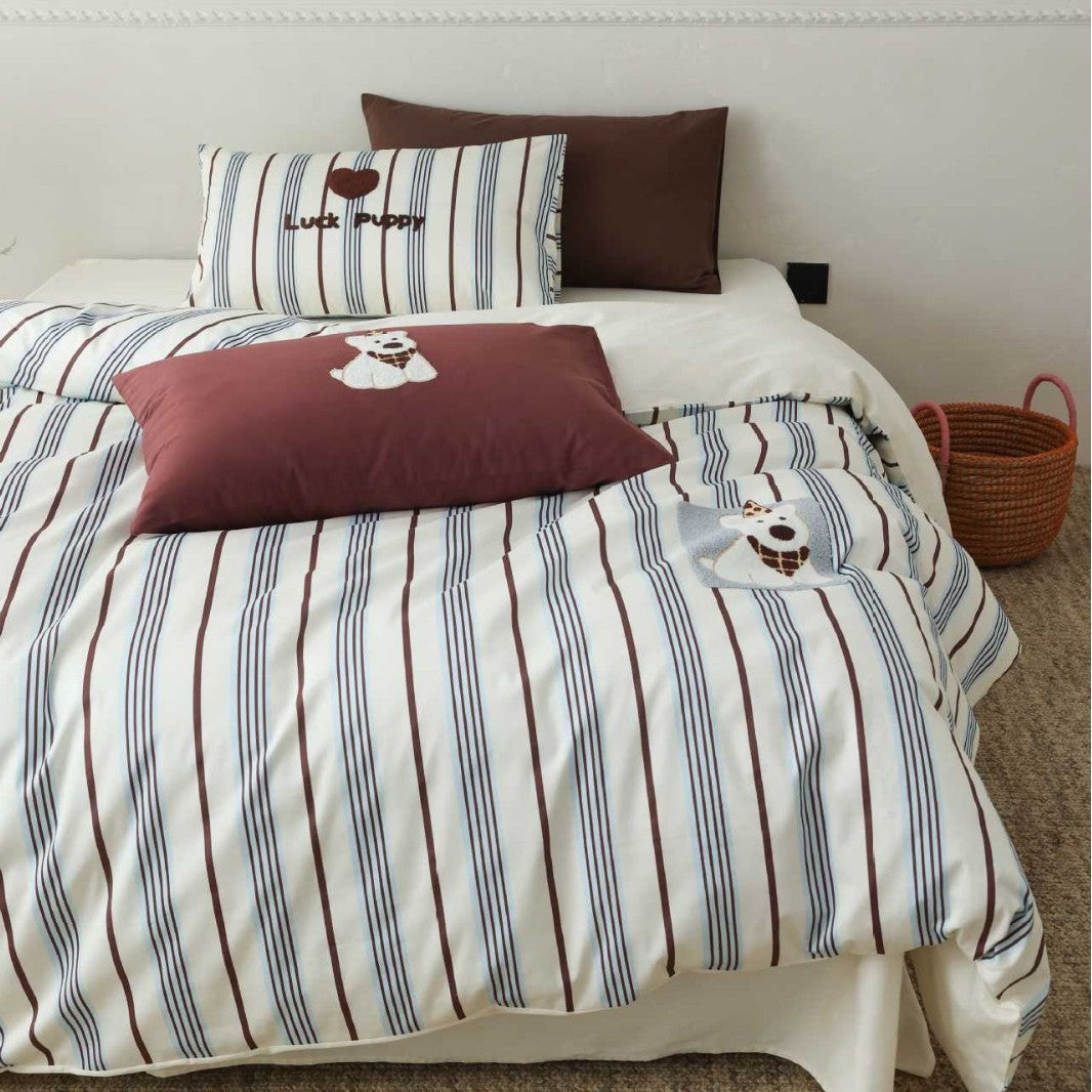 Bedding set made of cotton satin with embroidered cherry motifs