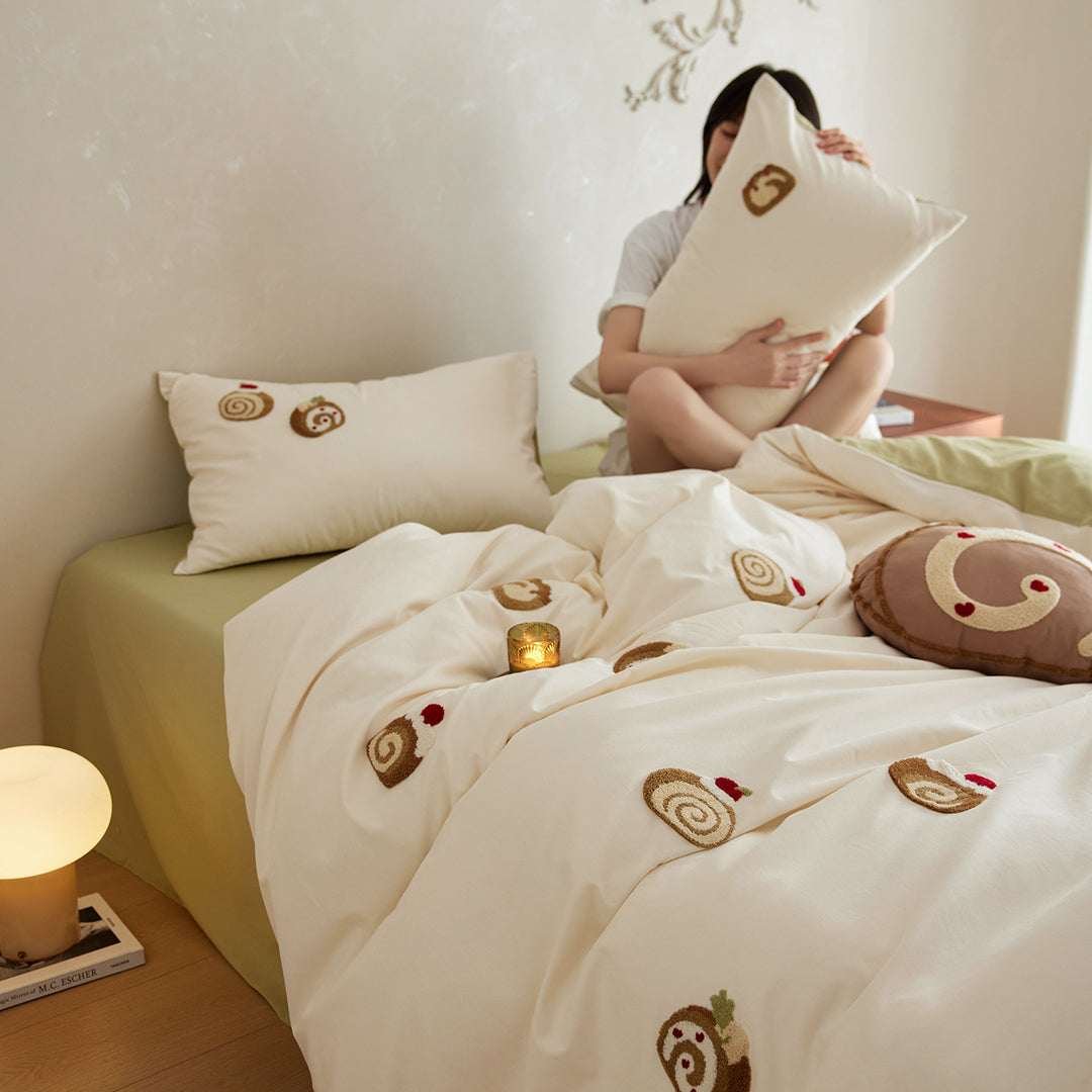 Children's bedding set with chenille sheep appliqués and soft percale fabric