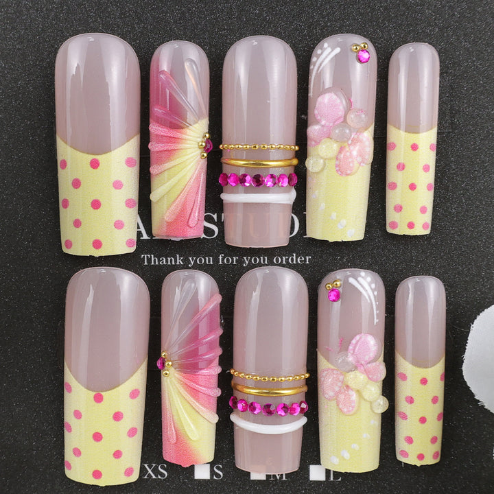 Artificial nail set with romantic flowers and playful accents Kalsten