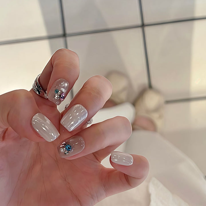 Artificial nails with elegant jewelry accents Kalsten