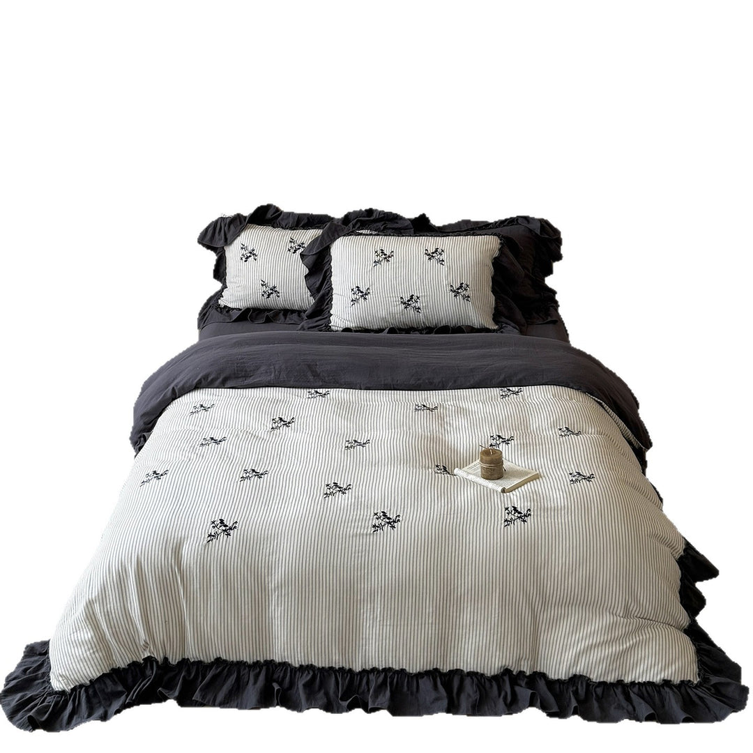 Reversible duvet cover in country house style with contrasting ruffle and fine branch embroidery
