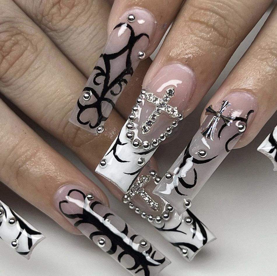 Artistic Press-On Nail Art Set with Intricate Engravings