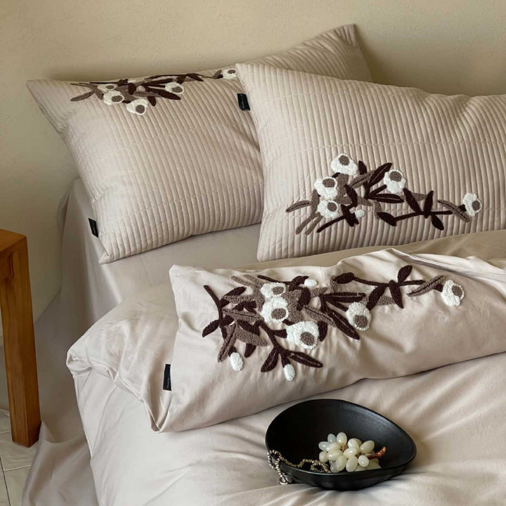 High-quality cotton Mako bedding set with subtle flower appliqué and ribbed pillowcases