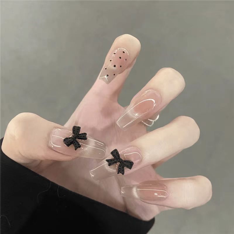 Artificial nails with playful bow design Kalsten