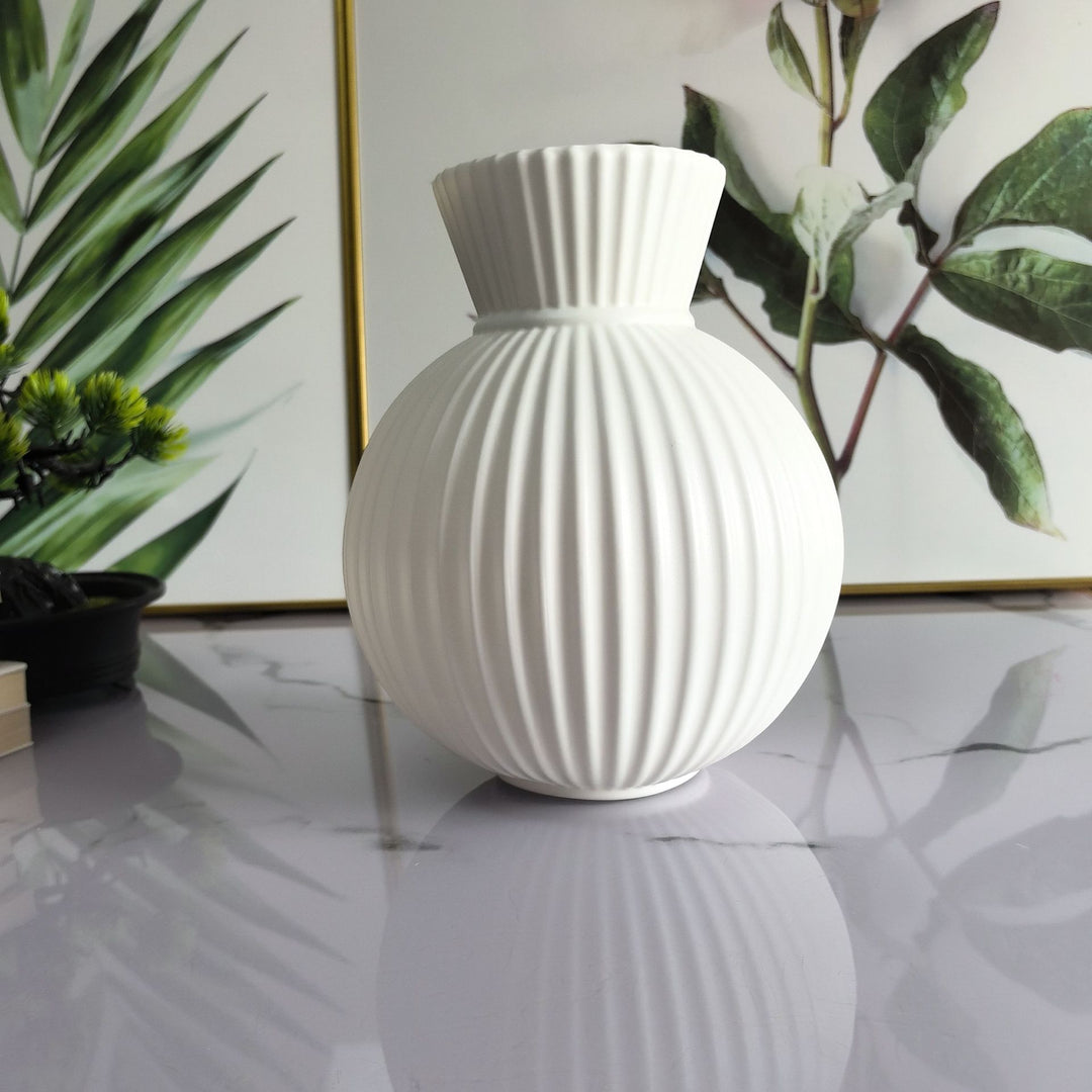 Elegant Ribbed Ceramic Vase Kalsten