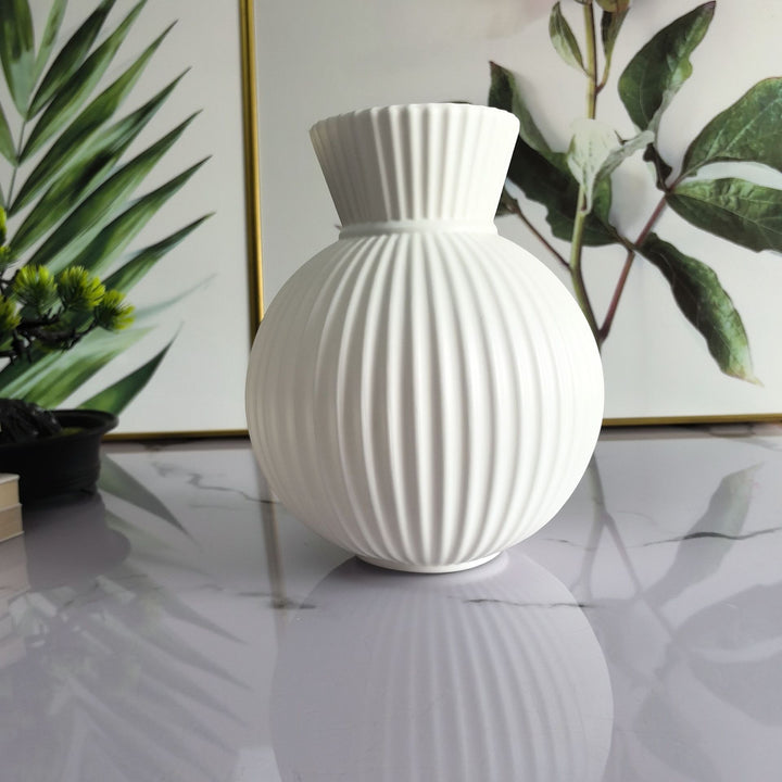 Elegant Ribbed Ceramic Vase Kalsten
