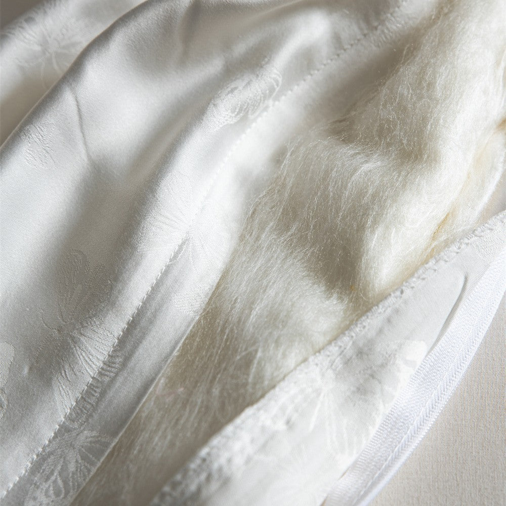 Luxurious silk comforter with fine jacquard embroidery