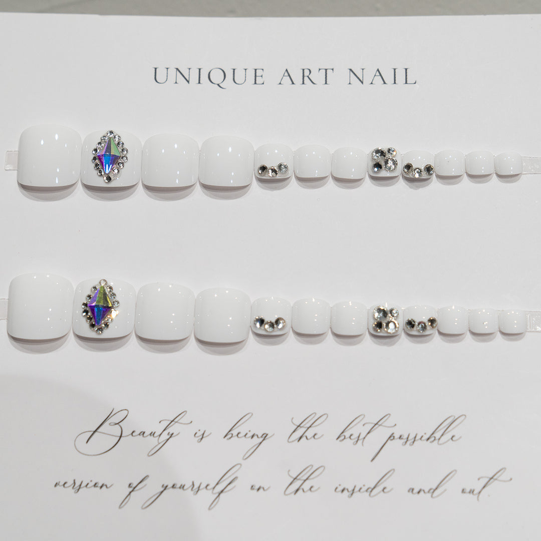 Rhinestone-Embellished Pedicure Nail Art  1791110623