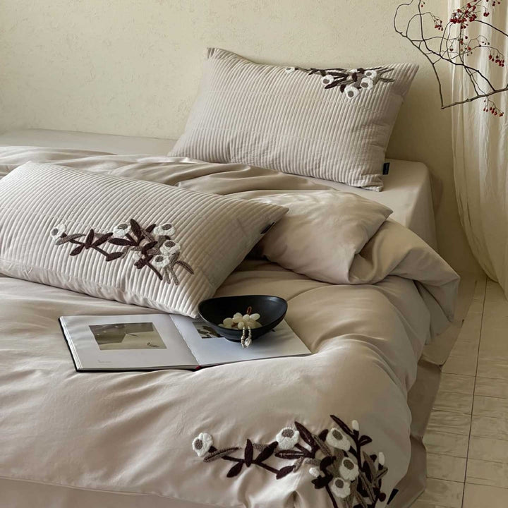 High-quality cotton Mako bedding set with subtle flower appliqué and ribbed pillowcases