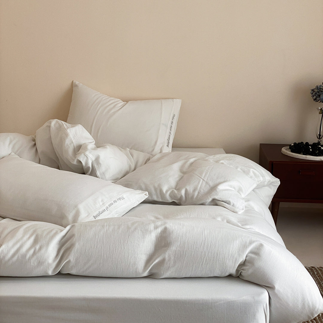 Complete bedding set with lightweight all-season duvet, pillow and fitted sheet made of cotton percale
