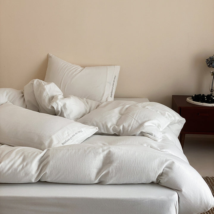 Complete bedding set with lightweight all-season duvet, pillow and fitted sheet made of cotton percale