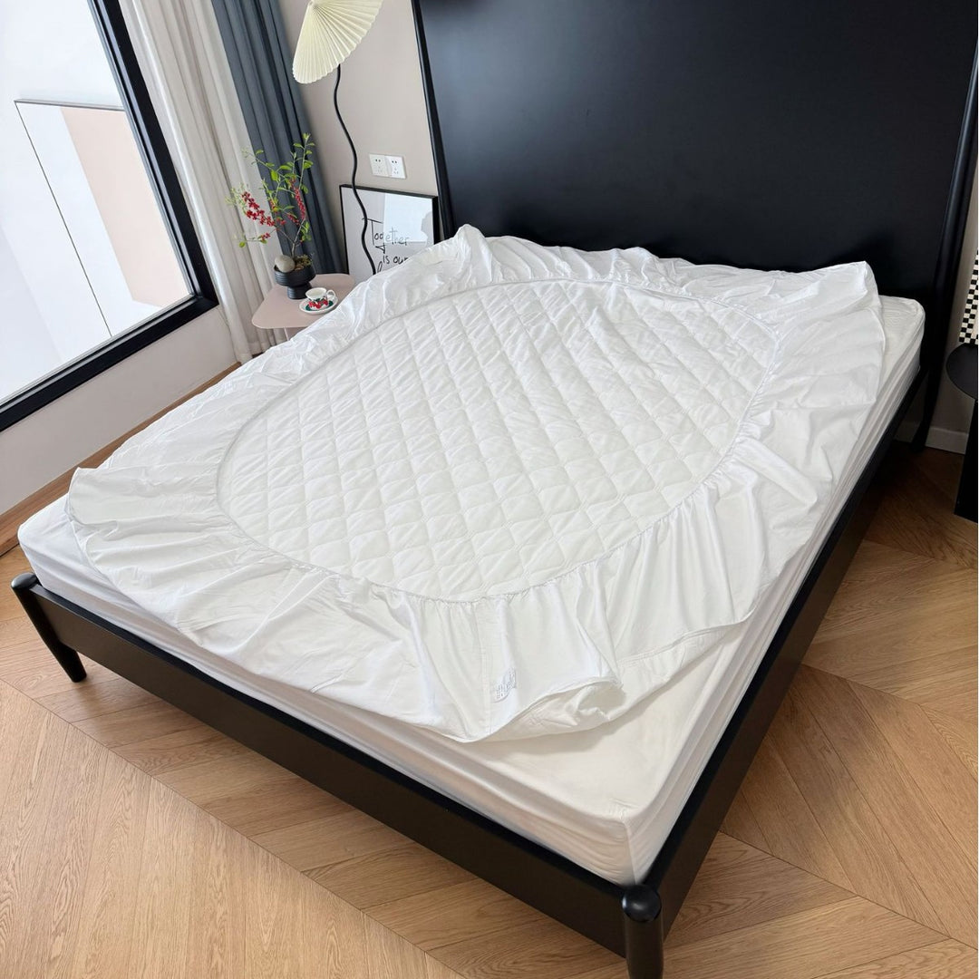 Quilted mattress protector with all-round elastic and non-slip underside