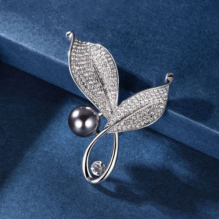 Elegant and Glamorous Brooch with Pearls and Crystals Kalsten