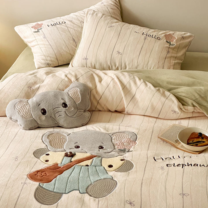 Children's bedding set with three-dimensional ear appliqué and embroidered bear motif