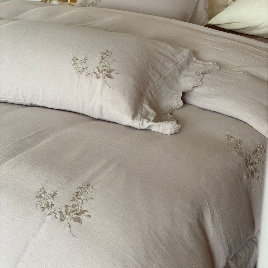 Linen look bedding set with floral embroidery and wavy hem