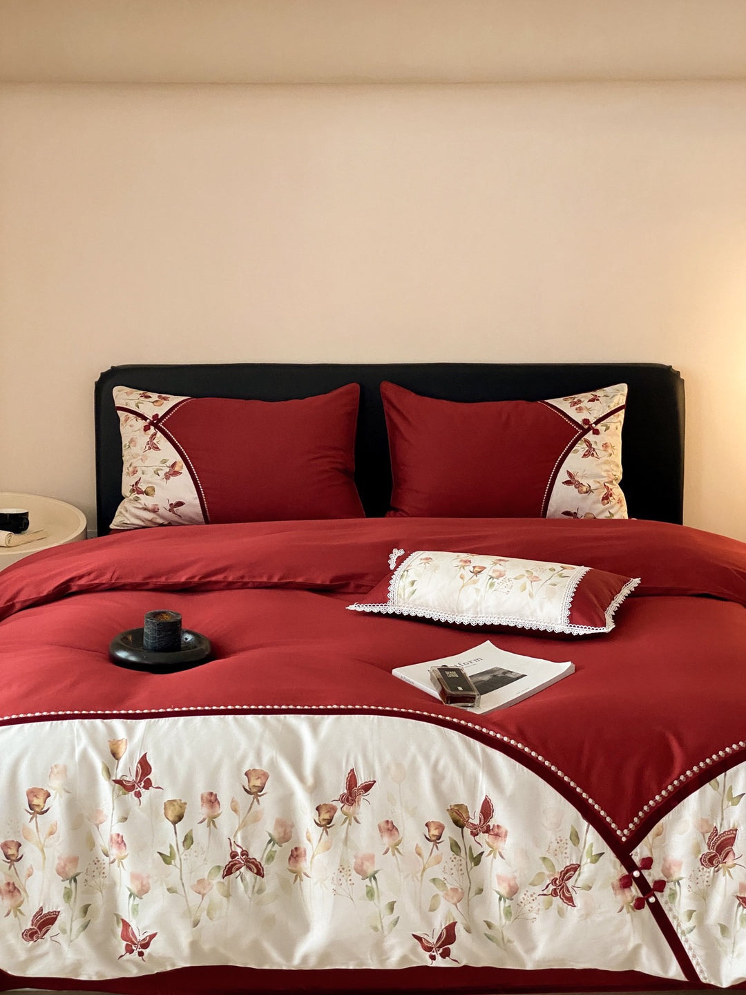 Premium-Duvet cover set with floral embroidery application, contrasting inserts and lace edge