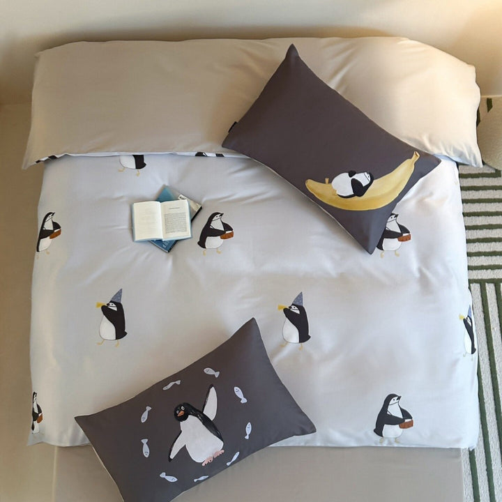 Multi-piece duvet cover and pillowcase set made of cotton muslin with illustrative teddy bear family print
