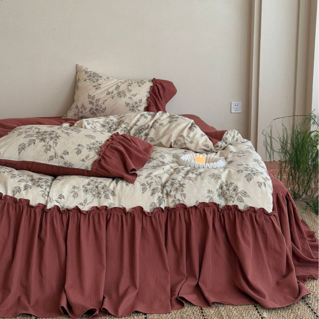 Romantic duvet cover set with ruffle and vintage floral pattern