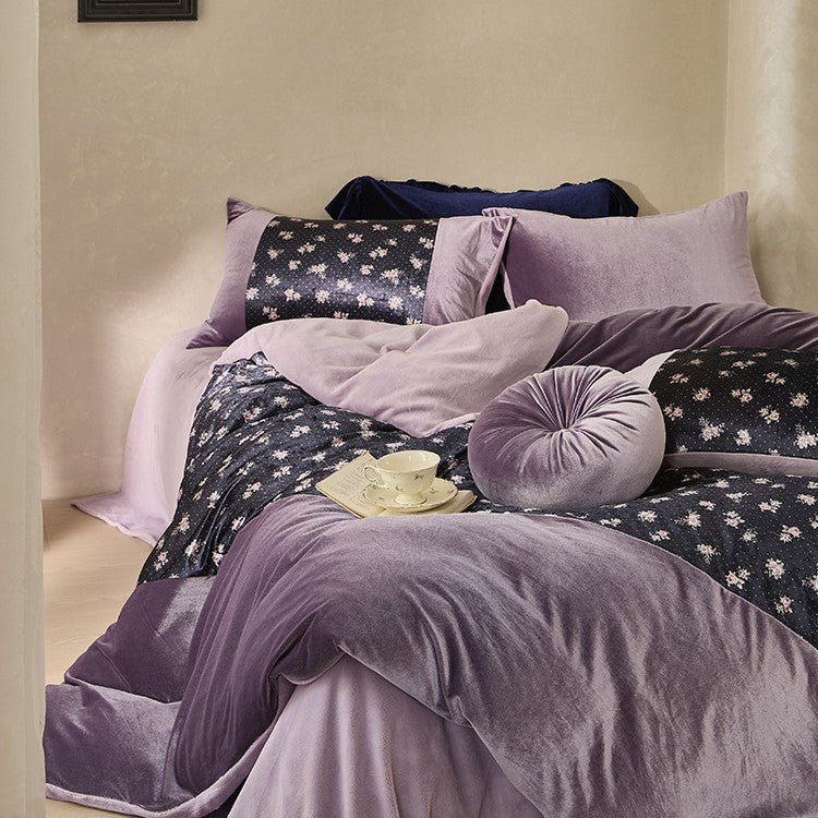 Velvety reversible bedding set with floral pattern and soft microfiber look