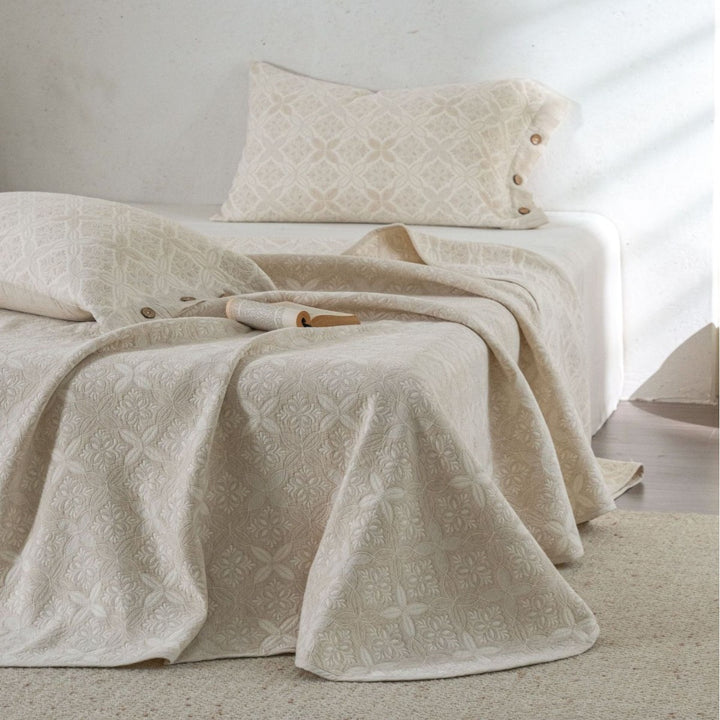 Jacquard bedspread with pillowcase and button closure