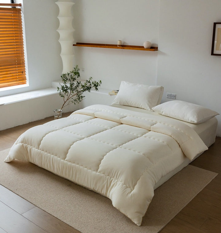 Light climate-regulating cassette quilt with hypoallergenic microfiber filling
